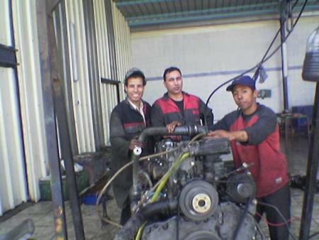 je ss avec mon chef d'atelier Lafi et mon ami IBrahem